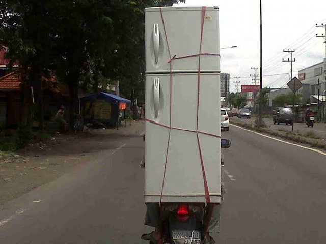 Cara Membawa Kulkas Dengan Mobil Avanza. Bermodal Tali Rafia, Pemotor Bawa Kulkas 2 Pintu