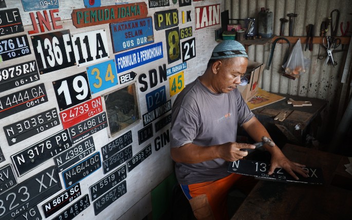 Cara Memasang Plat Nomor Mobil Avanza. Anti RIbet! Ini Cara Pasang Plat Nomor Mobil Sendiri