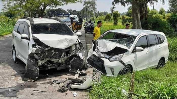 Toyota Calya Vs Toyota Avanza. Adu Moncong Toyota Avanza Vs Calya di Mojokerto, Berawal Sopir Panik Ban Terperosok