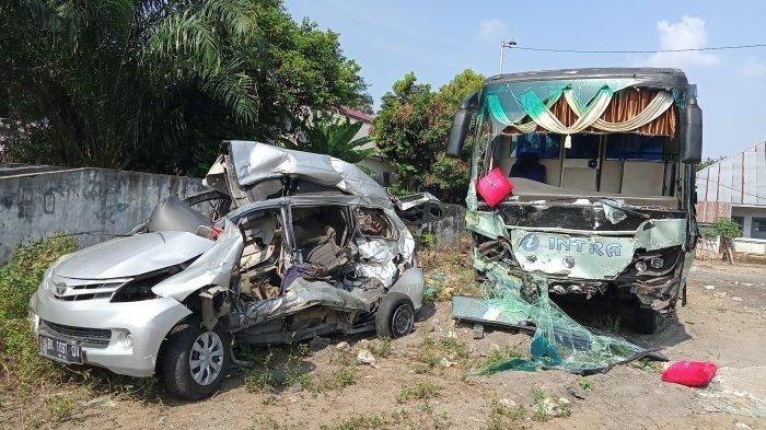 Kecelakaan Avanza Vs Bus Intra. Begini Kondisi Avanza dan Bus Intra Usai Kecelakaan Maut yang Tewaskan 9 Orang di Pabatu