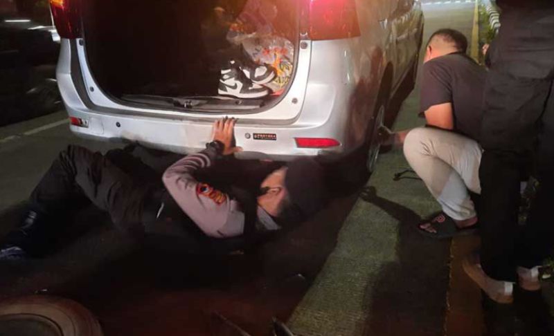 Foto Ban Mobil Avanza Bocor. Aksi Heroik Polisi, Bantu Pemudik Ganti Ban Sampai 'Ndlosor' ke Kolong Mobil : Okezone News