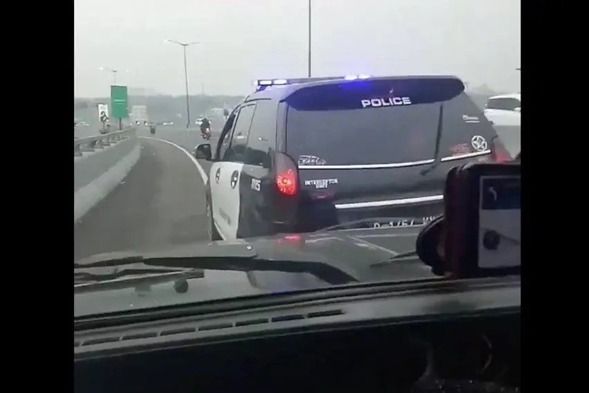 Model Stiker Mobil Avanza Hitam. Beraksi Layaknya Polisi, Pengendara Avanza Dikeluarkan Komunitasnya