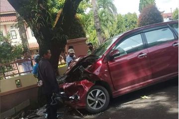 Toyota Avanza Vs Suzuki Xl7. Banting Setir Berujung Runyam, Toyota Veloz Bikin Hancur Suzuki XL7 Pak Dokter