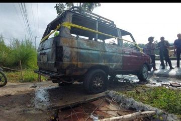 Cara Menyedot Bensin Di Mobil Avanza. Sedot Bensin Dari Tangki ke Jeriken, Toyota Kijang Separuh Jadi Bangkai