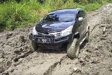 Toyota Avanza Modified Off Road. Garang, Toyota Avanza Diurut Kaki-kakinya Jadi 4WD, Lahap Trek Berat Papua