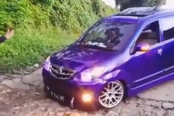 Toyota Avanza Veloz Modifikasi Ceper. Toyota Avanza Ceper Melintas di Jalan Berlubang Berakhir Begini