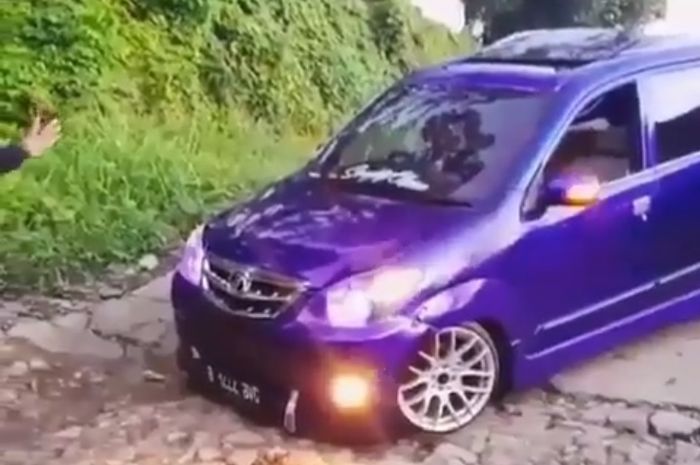 Mobil Toyota Avanza Modifikasi Ceper. Toyota Avanza Ceper Melintas di Jalan Berlubang Berakhir Begini