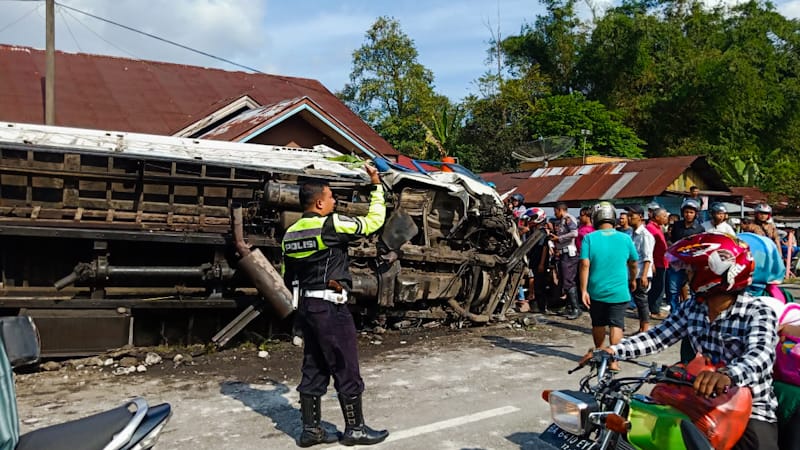 Ok Ba Ang Toyota Avanza. 8 Kendaraan Kecelakaan Beruntun di Tanah Datar, Nyawa Istri Sopir Truk Melayang